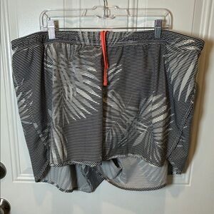 Old Navy Active Striped Black and White Skirt with Palm Leaf Design
